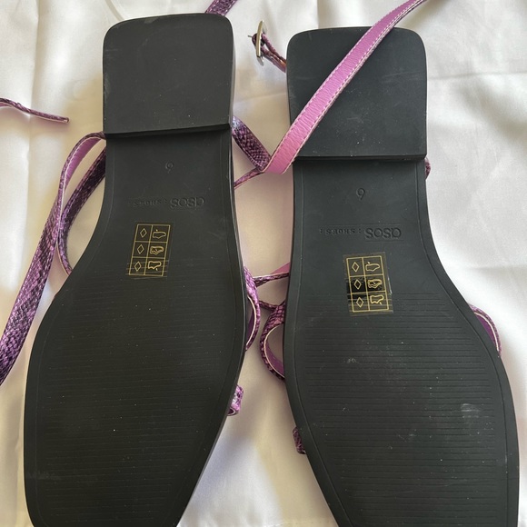Very stylish sandals. No tags but new   Size 9 - Picture 3 of 3